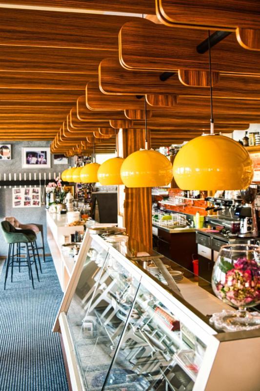 Cafe Rudi Living Bed & Breakfast Парчинес Екстериор снимка
