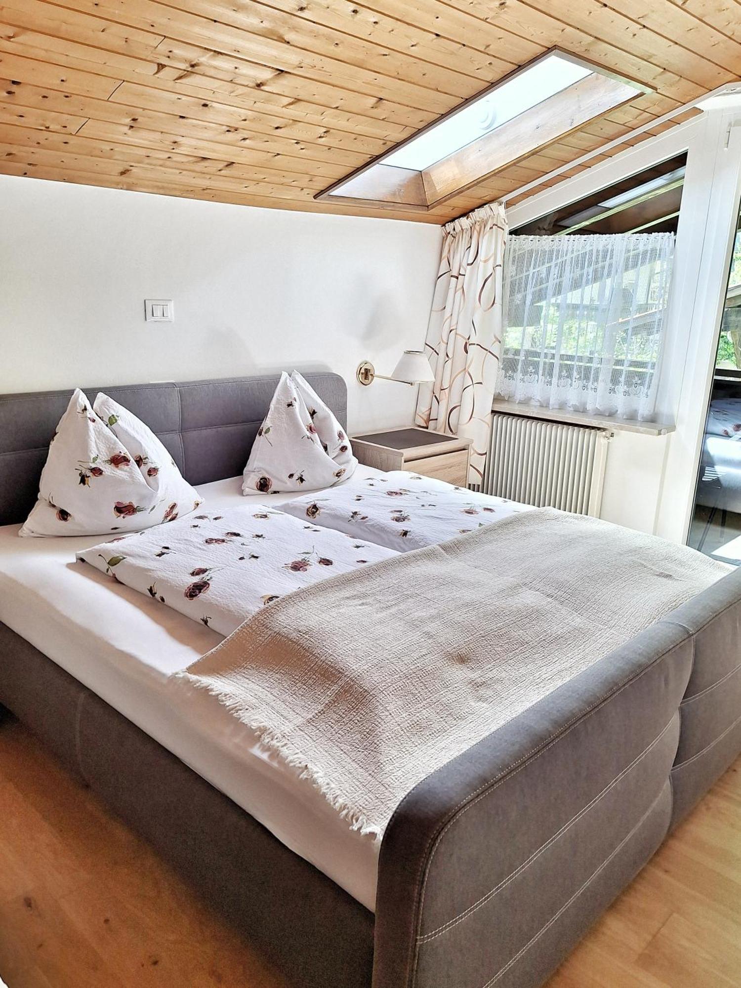Cafe Rudi Living Bed & Breakfast Парчинес Екстериор снимка