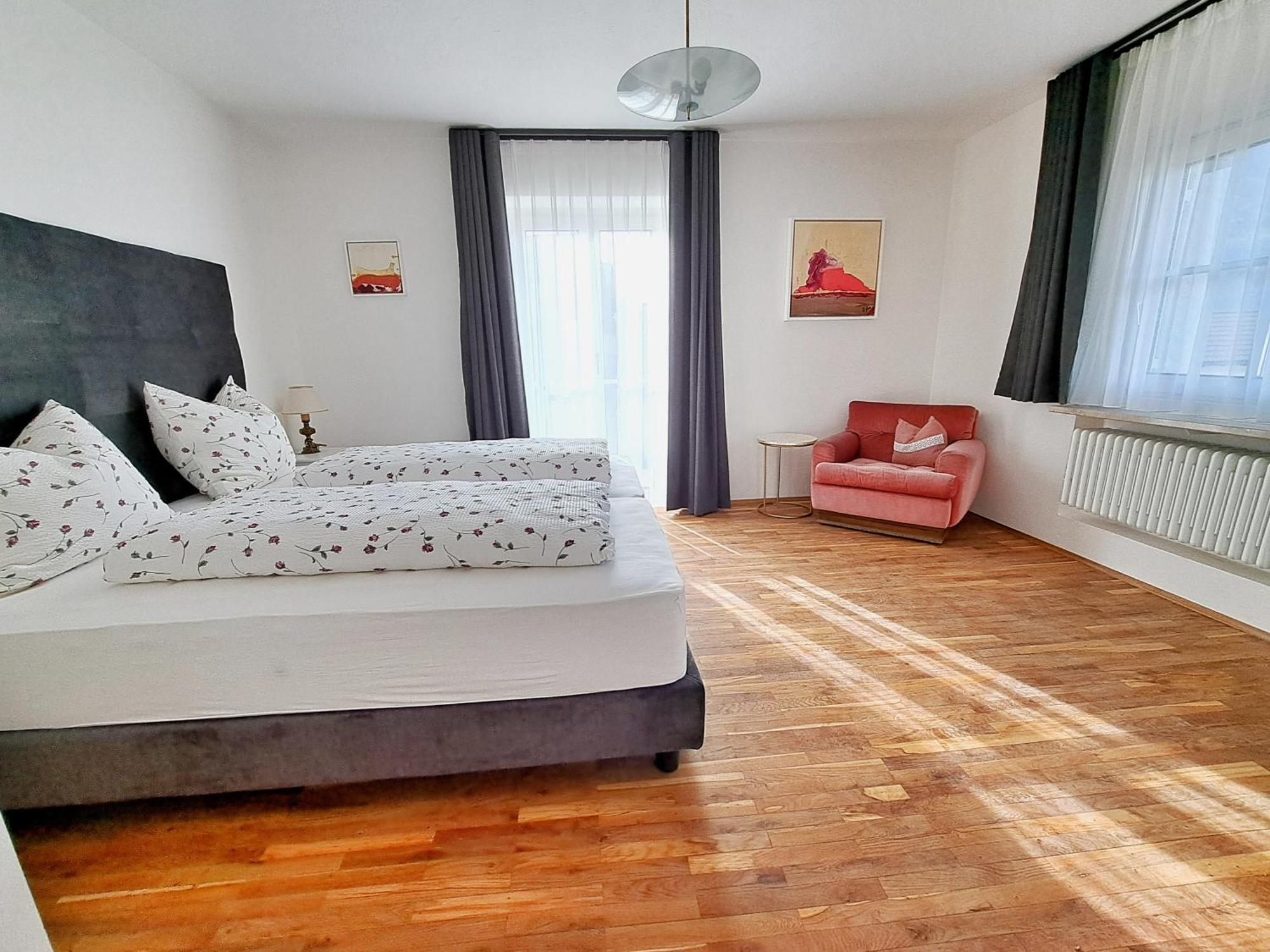 Cafe Rudi Living Bed & Breakfast Парчинес Екстериор снимка